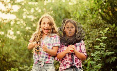 Her şey dik açı ile ilgili. Uçan Balık. Küçük çocuklar kampta vakit geçirir. Eğleniyorum. Balıkçı. Kızlar balık tutuyor. Büyük maç. Yaz hobisi. Ağları ve sopaları olan mutlu çocuklar. Yaz tatili