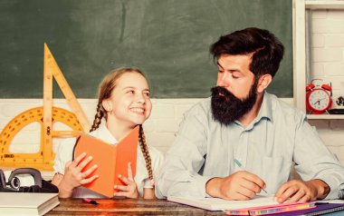 Ders sona erdi. Disiplin terbiyesi. Çocukla birlikte sakallı pedagog çalışması. Ders çalışmak eğlencelidir. Öğretmen ve liseli kız. Görev başarıyla tamamlandı. Babamla evde eğitim. Çalışmaya yardım