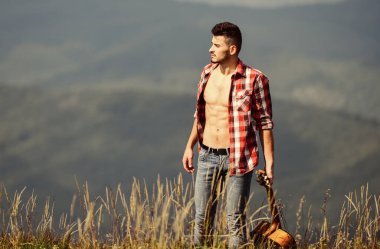 Saf kaya sıcaklığı. Çıplak kaslı kovboy adam. Akustik gitarist. Country müzik şarkısı. Kareli gömlekli, gitarlı seksi bir adam. Hipster modası. Batı kampı ve yürüyüş. Mutlu ve özgür