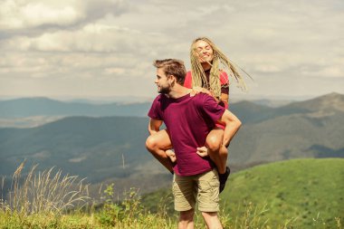 Manzarayı kucaklayan güzel bir çift. Dağ konseptine yolculuk. İskoçya 'da balayı. Aşk dolu iki kalp. Birbirine aşık bir çift yaz tatili. Sevgi ve güven. Romantik ilişkiler