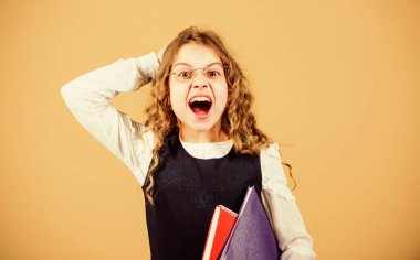 Final sınavı yaklaşıyor. Kızlar ders kitabı klasör testini tutun. Sınav konsepti. Kütüphanedeki sınavlara hazırlanıyorum. Küçük çocuk resmi giyimi. Sınava hazırlanın. Resmi eğitim ve evde eğitim. Bilgiyi kontrol et