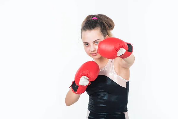 Verdadero profesional. tienda de ropa deportiva y equipo. estilo de vida saludable. energía de los niños. niño golpeando en el gimnasio. Knockout. entrenamiento de niña pequeña en guantes de boxeo. deporte y fitness. adolescente chica boxeador — Foto de Stock