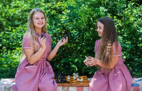 Que ganó. concepto de estrategia. Juego de mesa. estrategia de planificación con figuras de ajedrez. Juego de lógica para el desarrollo del cerebro. juego de éxito de la competencia. dos chicas adolescentes juegan ajedrez en el parque. retro niños ajedrecistas —  Fotos de Stock