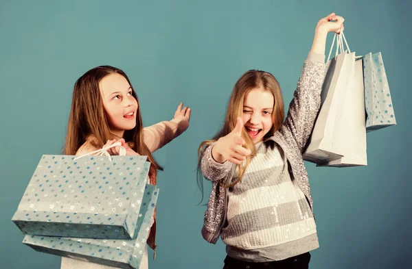 ショッピングの日の幸福。袋を持って店で幸せな子供たち。姉妹で買い物。服を買え。ファッショニスタ中毒バイヤー。ファッションブティックの子供たち。買い物は最良の治療法です。彼女の夢の買い物 — ストック写真