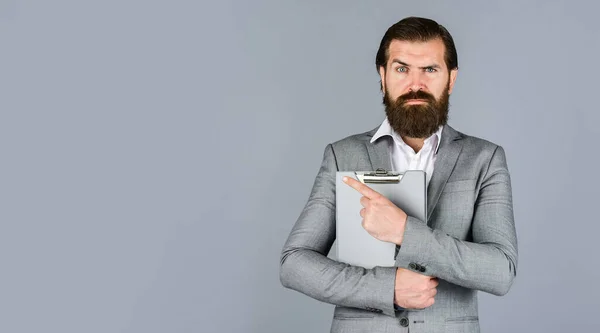 Homme barbu travaillant dans le bureau. Portrait d'un homme d'affaires prospère vêtu de vêtements formels. patron sérieux avec document. Prêt à la vente. Agréable joyeux beau dossier de tenue agent immobilier. espace de copie — Photo