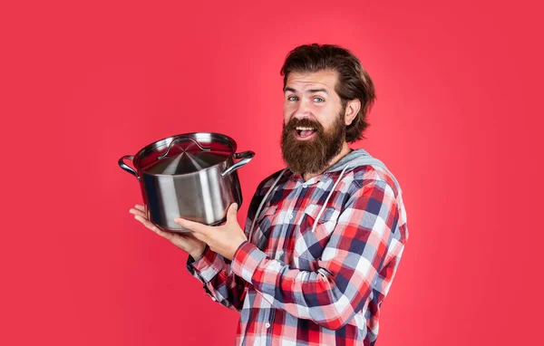 Cocinar sano. Sartén antiadherente recubierta de politetrafluoroetileno teflón. Cocinar alimentos saludables. Cocinero profesional hombre cocinero en camisa. marido barbudo. Restaurante. Vasos de cocción de hierro fundido esmaltados —  Fotos de Stock