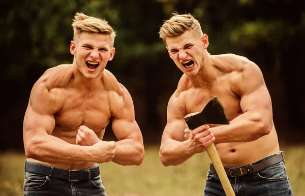 Double force. Concept de masculinité et de brutalité. Les hommes avec des torses musculaires sexy regardent brutalement. Réussir dans le sport. Mésomorphe. jumeaux hommes musclés avec hache. homme athlétique utiliser ax — Photo