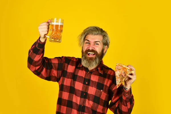 Guy in bar drinking beer and eating pizza. Cheers. glass of beer and pizza. watching football on TV. fast food. happy bearded man with beer and pizza. italian food. italy is here — Stock Photo, Image