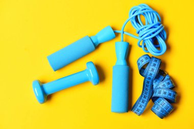 Dambıllar santimetre ve ip atlama spor ekipmanları mavi renkli..