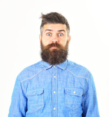 Şaşırmış yüzlü adam kot gömlek giyiyor, izole beyaz arka plan