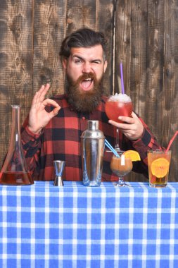 Adam ahşap doku arka planında iyi bir hareket gösteriyor.