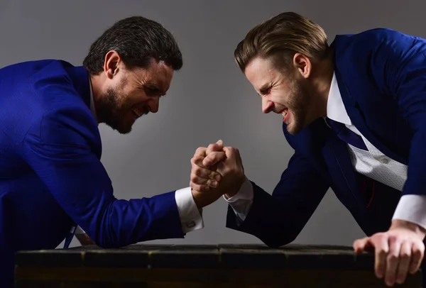 Concepto de conflicto empresarial. Empresarios luchando por el liderazgo . —  Fotos de Stock