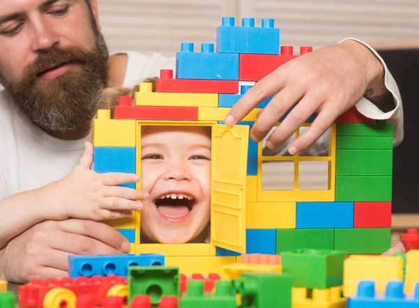 Junge und bärtiger Mann spielen zusammen. Familienspiel-Konzept. — Stockfoto