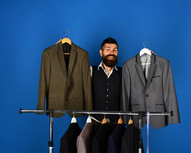 Tasarımcı elbise askılarının yanında seçim yapıyor..