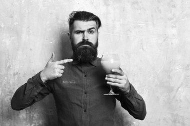 Vahşi hippi elinde tropik alkolik taze kokteyl tutuyor.