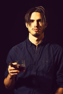 Viskili ciddi sakallı adam.