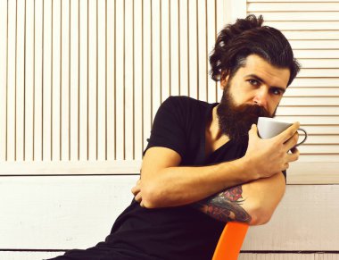 Kafkasyalı vahşi bir hippi elinde bardak ya da kupa tutuyor.