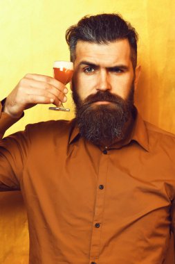 Kafkasyalı vahşi hippi alkollü iğne tutuyor.