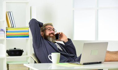 İşsiz bir adamın mobil sohbeti. Finansal kriz. Günün sonunda fişi çekmek önemlidir. İşsizlik kavramı. İnternette iş arayan işsiz bir adam. İş görüşmesi için. Özgeçmiş oluştur. Boşluk