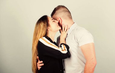 Sırlarımızı paylaşıyoruz. Birkaç gol konsepti. Erkek ve kadın bej arka plan. Aile sevgisi. Çiftler flört ediyor. Güven ve destek. Şirin ve tatlı bir ilişki dünyadaki her kızın rüyasıdır. Birbirine aşık çift