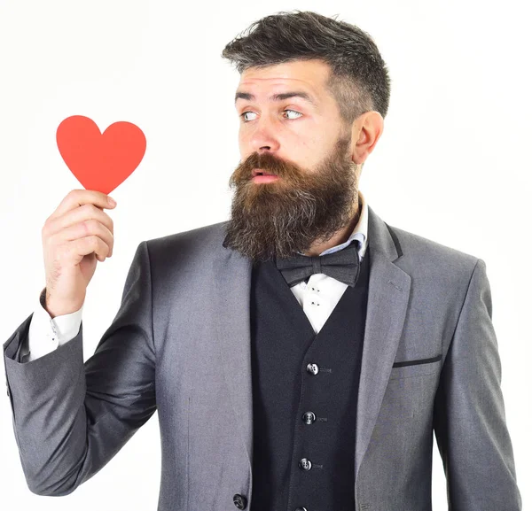 Barbudo romântico homem com longa barba segurando vermelho papel coração — Fotografia de Stock