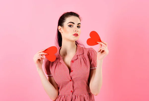 Enamórate del concepto. La dama con maquillaje se enamora . — Foto de Stock