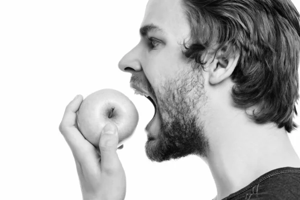 턱수염을 기르고 수염을 기르는 남자가 녹색 사과를 물게 될 것이다 — 스톡 사진