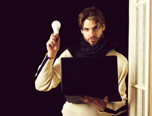 Skäggig kille med laptop och lampa — Stockfoto