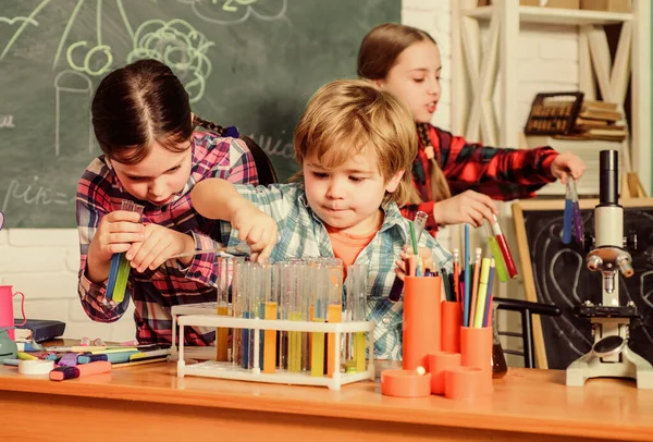 Programa de desarrollo profesional docente basado en la práctica. Conocimientos prácticos. Cuidado y desarrollo infantil. Clases escolares. Niños adorables amigos divirtiéndose en la escuela. Escuela química concepto de laboratorio — Foto de Stock