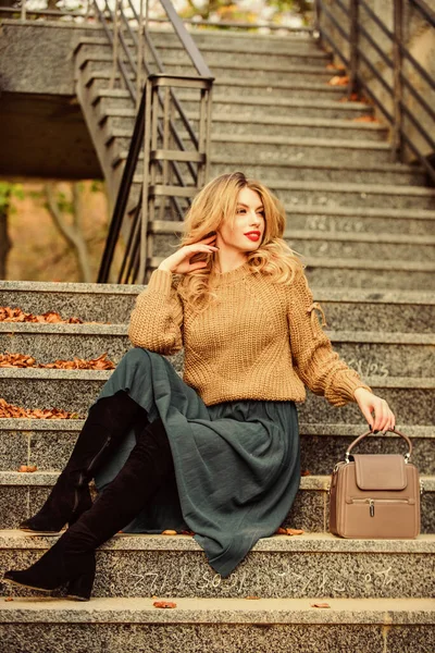 Thinking about. girl in corrugated skirt and sweater. Pleated trend. casual style student. fall season. autumn woman curly hair outdoor. female beauty. Fashion model. girl long blond hair stairs — Stock Photo, Image