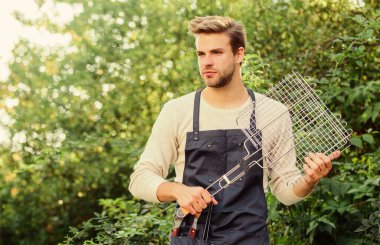 Dışarıda öğle yemeğinin tadını çıkarıyorum. piknik malzemeleri. Hafta sonu dışarıda parti var. Mangal ızgarası. Açık havada et kızartmak için aletler. Mutfak. Şef bbq yemeği pişiriyor. Aile hafta sonu gezisi. Yaz pikniği