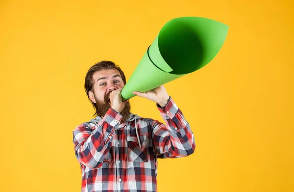 Politique et censure. Arrête de te taire. hipster hurlant dans le mégaphone Activiste parle au rassemblement. Faites-le entendre. oratoire et rhétorique. homme mature pose avec mégaphone. concept d'annonce — Photo