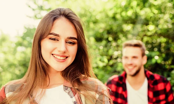 Feliz día. chica en enfoque selectivo con el hombre en el parque. pareja enamorada. fin de semana familiar. Una cita romántica. Feliz día de San Valentín. camping de verano en el bosque. primer encuentro de pareja al aire libre. Relación —  Fotos de Stock