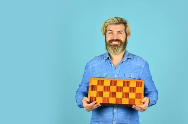 Satranç figürleri. Oyun stratejisi konsepti. Satranç dersi. Öğretmen satranç yarışması. Masa oyunu. Satranç oynayan adam. Hobi ve boş zaman. Entelektüel oyunlar. Zeki sakallı hippi. Bilişsel beceriler