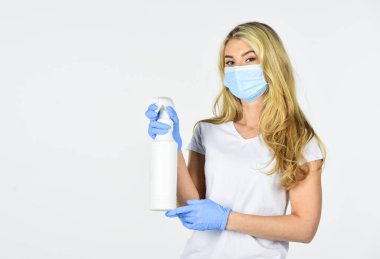 Koronavirüsten korumak için maske takıyor. Çok hijyenik. Dezenfeksiyon konsepti. Koronavirüse maruz kalma riski var. Temiz bir kız sık sık yüzeylere dokunur. Kişisel hijyen. Temizlik ve Dezenfeksiyon