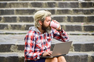 Hipster kahveyle çalışmak için ilham aldı. Çevik iş. Bilgisayarda çalışan olgun bir öğrenci. Pazartesi günü siber alışverişe git. Sakallı adam merdivenlerde dizüstü bilgisayarla oturuyor. Online uzak eğitim. Evde eğitim