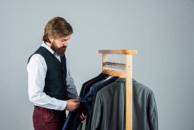 Yeni moda markası geliştiriyorum. Bireysel insan eli ölçer. Adam içeride iş elbisesi sipariş ediyor. Terzi ölçer adamım. Çalışma alanında şık bir adam. Moda tasarım stüdyosu. Erkek moda tasarımcısı