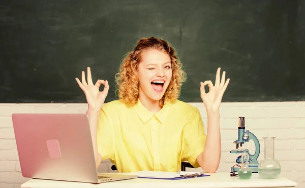 Universitair student of onderwijzer. Start een eigen onderzoeksproject. Educatief programma voor begaafde jongeren. Vraag een beurs en een beurs aan voor een talentvolle student. Student meisje met laptop en microscoop — Stockfoto