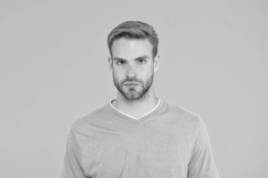 Güzellik standartları. Kendinden emin genç adam. Sarı arka planda kıllı bir adam. Erkek güzelliği ve moda. Yakışıklı adam poz veriyor. Karizmatik öğrenci. Yakışıklı, seksi adam. Karizma kavramı