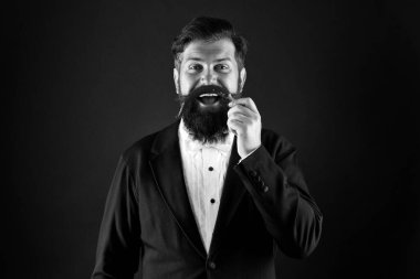 Yakışıklı maço baharatlı tadı seviyor. Biber toplayan adam. Berber komik surat. Biber bıyığı. Sakallı işadamı elinde kırmızı biber tutuyor. Guy Hot chilli biber siyah arkaplan tutun