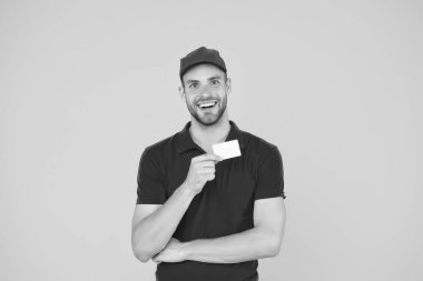 Memnuniyetle. Kırmızı kapaklı adam sarı arka plan. Satın alma. İndirim kartı. İş bağlantısı. Gideceğiniz yere teslim edilecek. Servis teslimatı Kurye ve teslimat. Postacı teslimatçı.