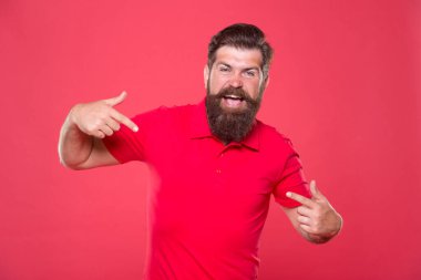 Dünyanın en iyi adamı. Kendine güvenen adam kendini tanıtıyor. Şu halime bak. Narsist erkek. Hippi sakallı çekici görünüyor. Sakallı adam kırmızı arka planda olmaktan gurur duyar. Üstünlük ve güç