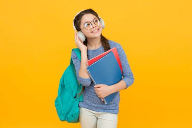 Öğrendiğin dili dinliyorsun. Mutlu çocuk müzik dinle. Dinleme dersi. Çevrimiçi öğrenme. İngilizce okulu. Modern hayat. Etkin dinleme ile yabancı dil becerilerinizi artırın
