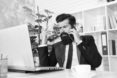 Her şeyi yönetmek. Ofiste müdür telefonda konuşuyor. Ofis müdürü masa başında çalışıyor. Proje yöneticisi iş için yeni teknoloji kullanıyor. Genel müdür ya da müdür. İş iletişimi. Modern hayat