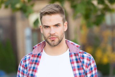 Yüz derisi her zaman bakımlıdır. Dışarısı traşsız, yakışıklı bir adam. Genç cilt bakımı. Erkekler tımar ediliyor. Deri kozmetiği. Kozmetik ürünler. Sakal bakımı. Cilt rutini