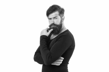 Sıradan kıyafetlerle manken olmak. Bahar giysileri giyen adam. Daha zarif görünmesini sağla. Güven ve başarı. Zarafet modada kalır. Düşünceli bir adam beyaz üzerinde yalnız poz veriyor.