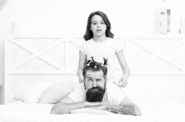 Eve dönüş günü. Sakallı adam baba çocukla eğleniyor. Çocuklar Günü 'nde. Sevgi ve güven. Komik saçlı kız ve baba. Kuaför ve berber dükkanı. Mutlu aile günleri. Küçük kız babasıyla oynuyor.