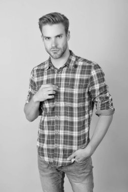 Kendine güven. Karizmatik bir adam kareli gömlek giyiyor. Ekose gömlekli adam. Mükemmel saç stili. Erkek berber dükkanında tımar yapıyor. Moda modası. Yakışıklı erkek modeli portresi