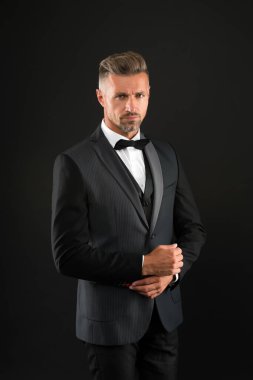 Yakışıklı damat smokin giyer siyah arka plan, düğün konsepti.