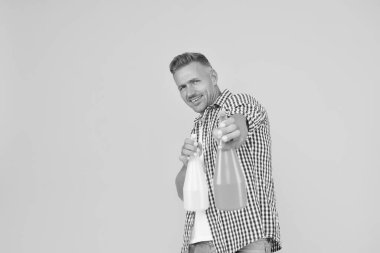 Temiz dış pencereler. Sis püskürtücüleri tutun. Reklam cam temizleyicileri. İz bırakmayın. Kiri ve yağı temizle. Temizlik günü. Temizlikçi. Karantina sırasında evi dezenfekte etmek için temizlik ipuçları